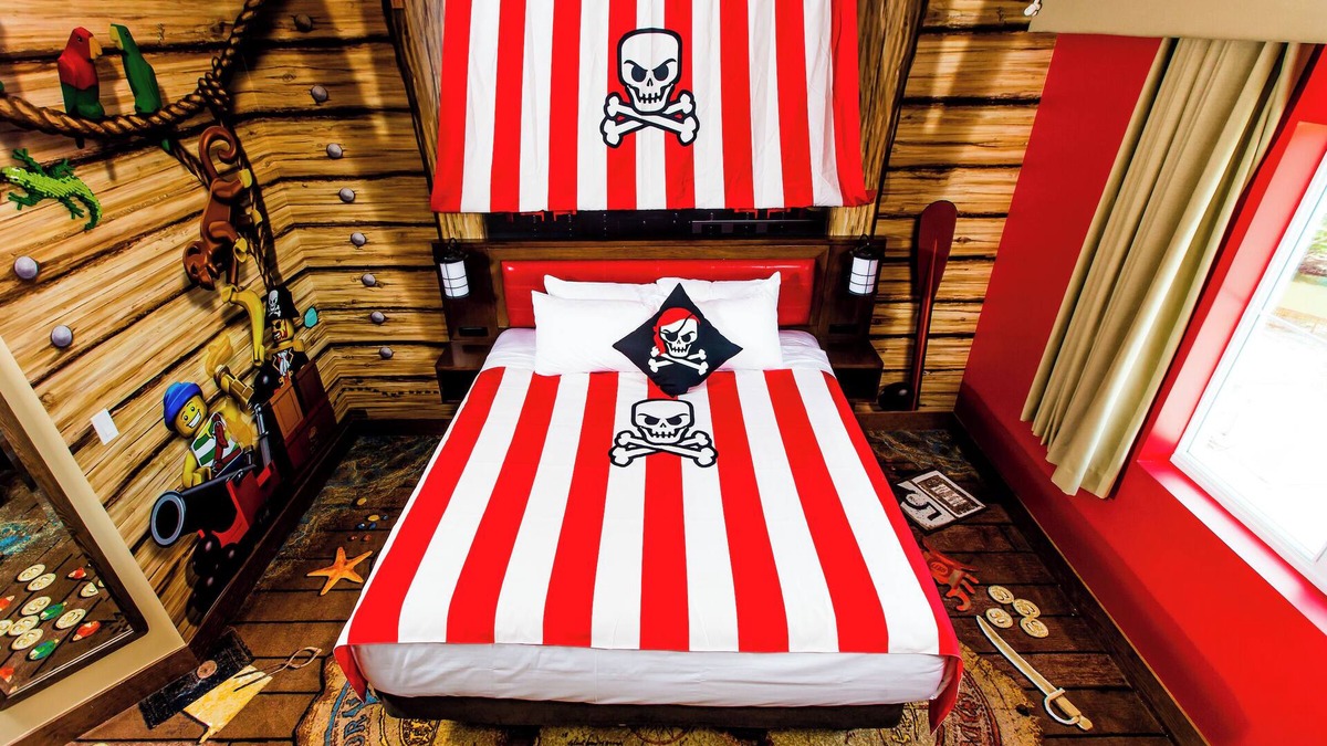 Winter Haven Hotel | 2 Pirate Theme Rooms, Legoland Resort, Treasure-Fun Playscape, Near Water Park