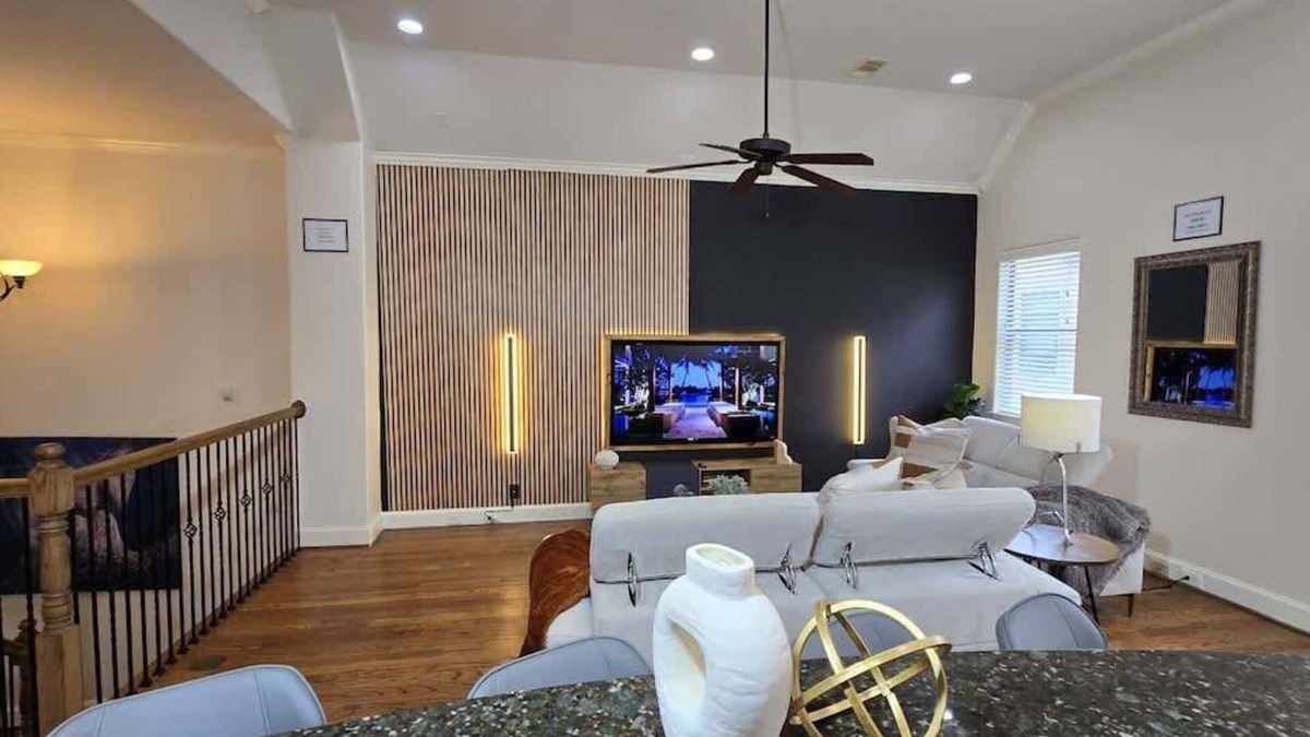 Woodlake - Briar Meadow House | 2 Prime Galleria Rentals Jacuzzi