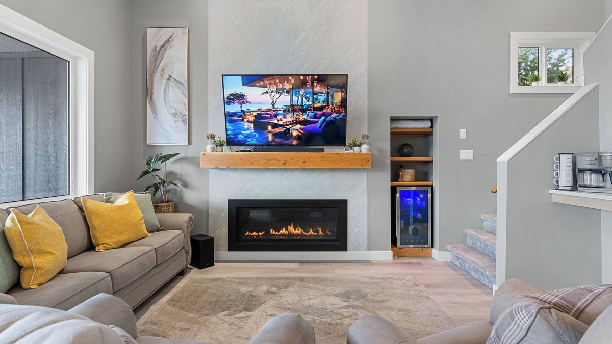 Central Okanagan Cottage | 🛁2 PRIVATE HOT TUBS all to yourself-on top deck and back patio + FIRE table.🔥