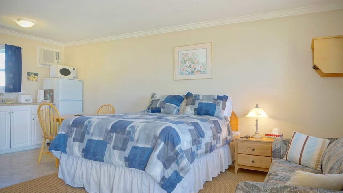 Summerside Apartment | (2) Private Queen Suite at Green Acres Summerside