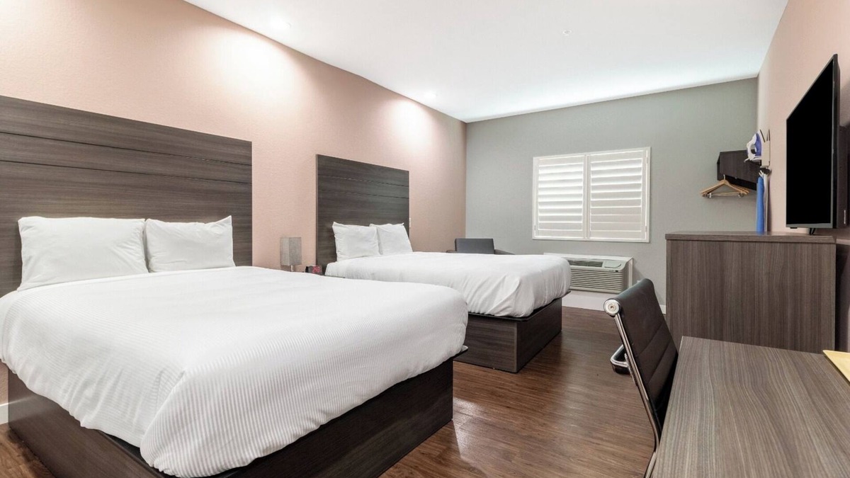 Houston Hotel | 2 Queen Bed Room, Scottish Inns, Free Parking, Close to Houston Memorial Park
