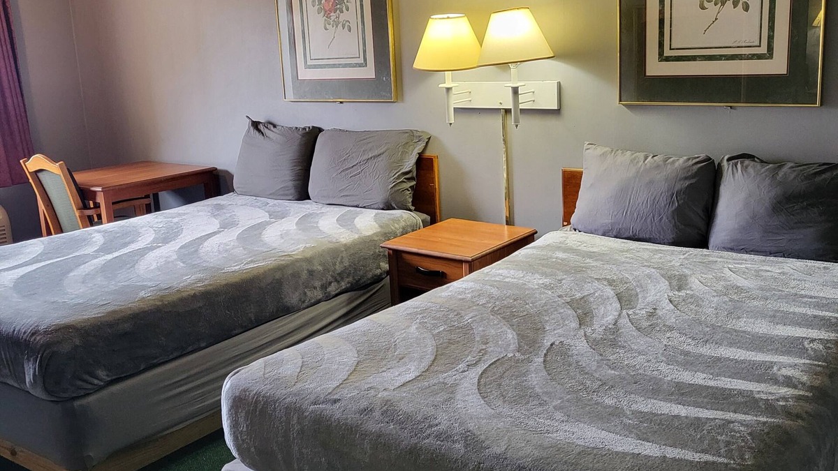 Livingston Apartment | 2 queen beds hotel studio 107 Hot tub