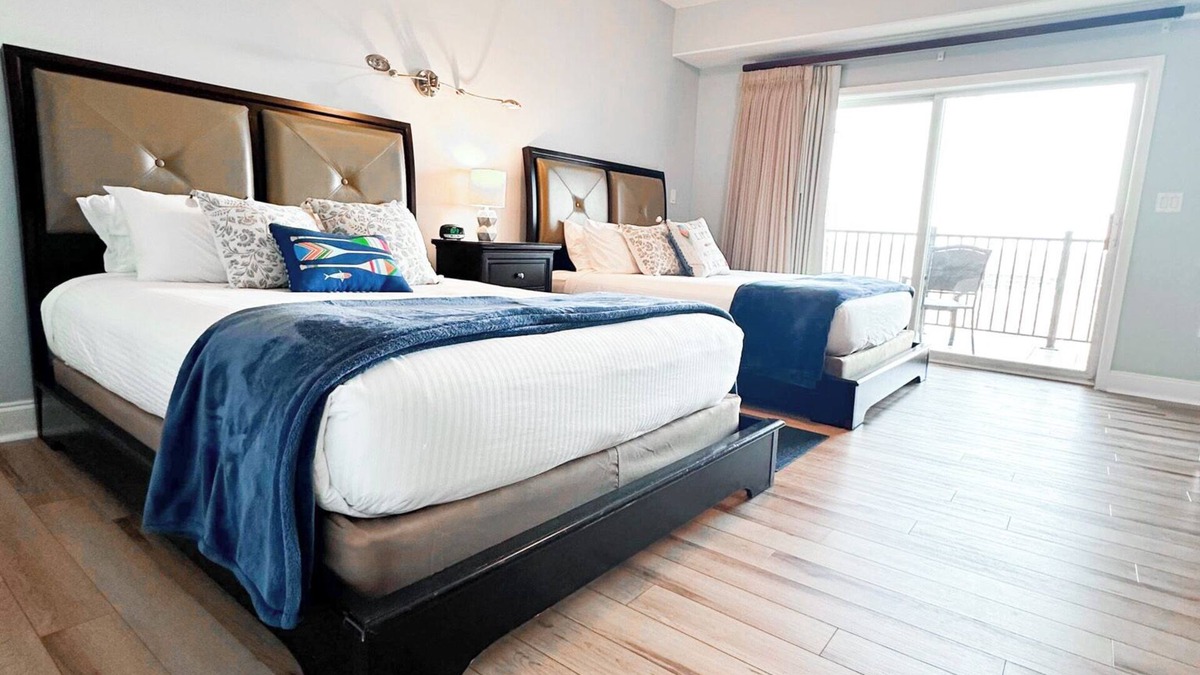 Lake Ozark Condo | 2 Queen Beds | Kitchenette | Lakefront Balcony | Resort Amenities