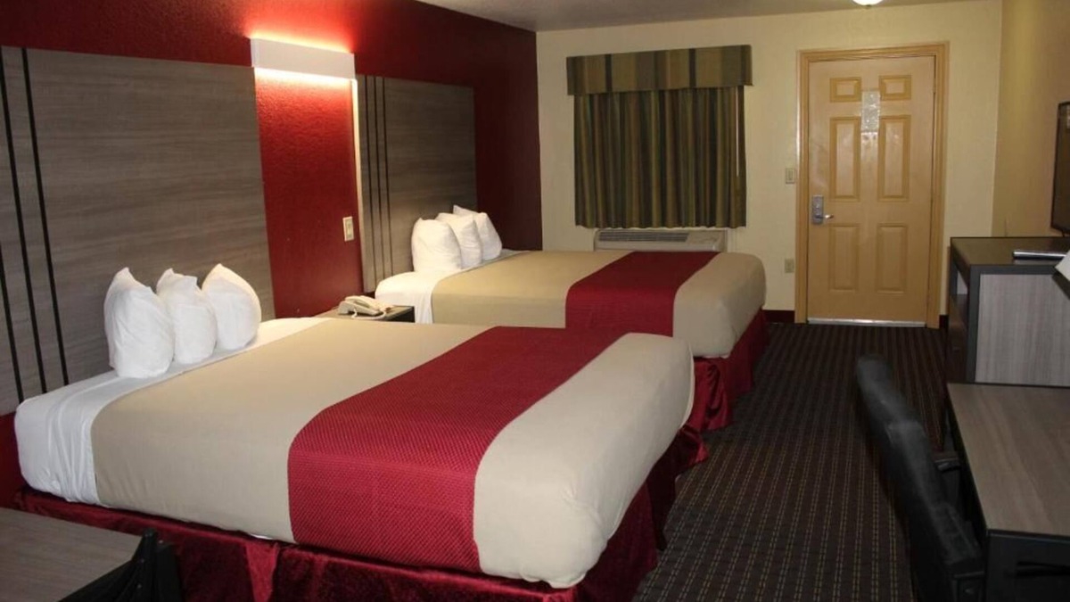 Fort Worth Hotel | 2 Queen Beds Stay, Scottish Inns Fort Worth, Laundry Facilities, Spacious Rooms