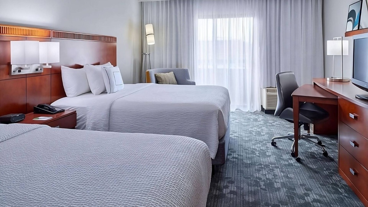 Indianapolis Hotel | 2 Relaxing Units Close to Butterfly Village! Indoor Pool, Pet-friendly!