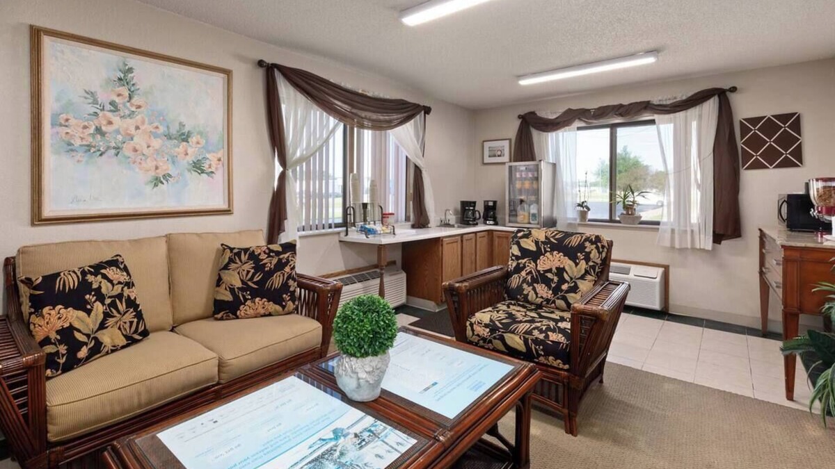 Redwood Falls Hotel | 2-room 4-bed hotel in charming Redwood Falls with WiFi, AC