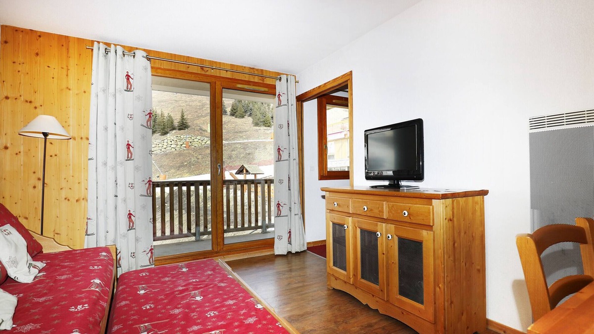 Orcieres-Merlette Apartment | 2-room apartment for 6 people at the foot of the slopes, shops, balcony, swimming pool, WIFI and car park