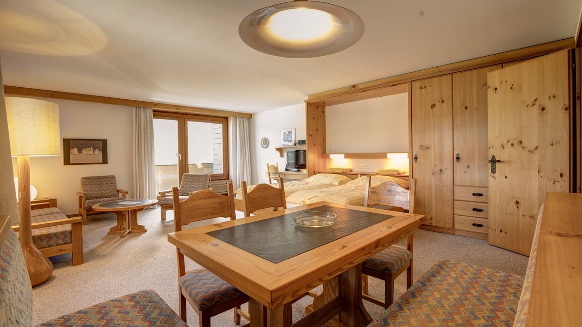 Silvaplana Apartment | 2-room flat with lake view on the 2nd floor