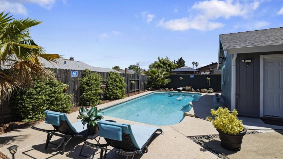 Sacramento House | #2 - Room in a beautiful house with pool