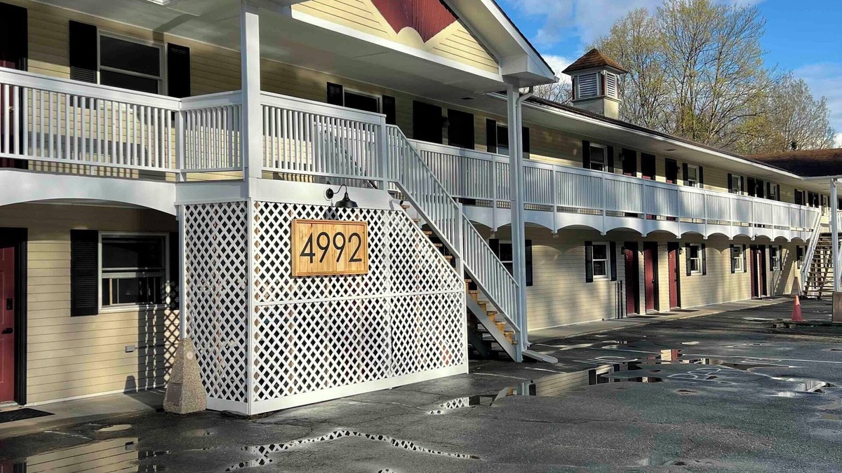 Lyndon Center Hotel | 2 room suite with kitchen at The Lodge at Great Falls