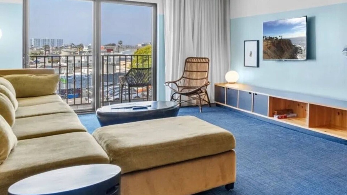 Venice Hotel | 2 Rooms w/Balcony | Kitchen | Rooftop Lounge | Free Breakfast