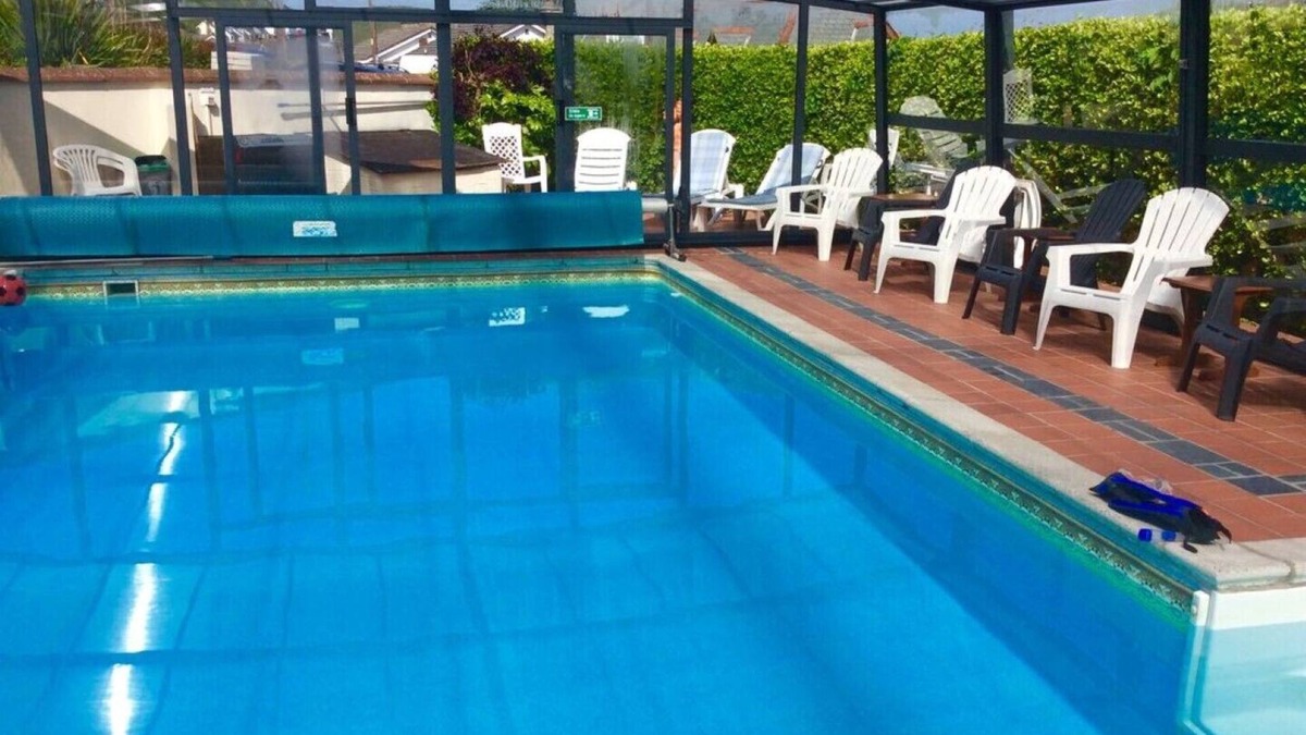 Portreath House | 2~Short walk~Beach~Pubs~Shops: Chlorine safe Pool and Hot tub, Games room, WiFi