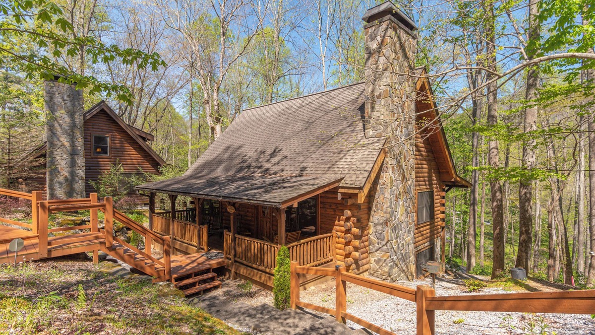 Maggie Valley Cabin | 2 Side-By-Side Cabins/Sleeps 25/Hot Tubs/Fire Pits/Pool Table/Easy access
