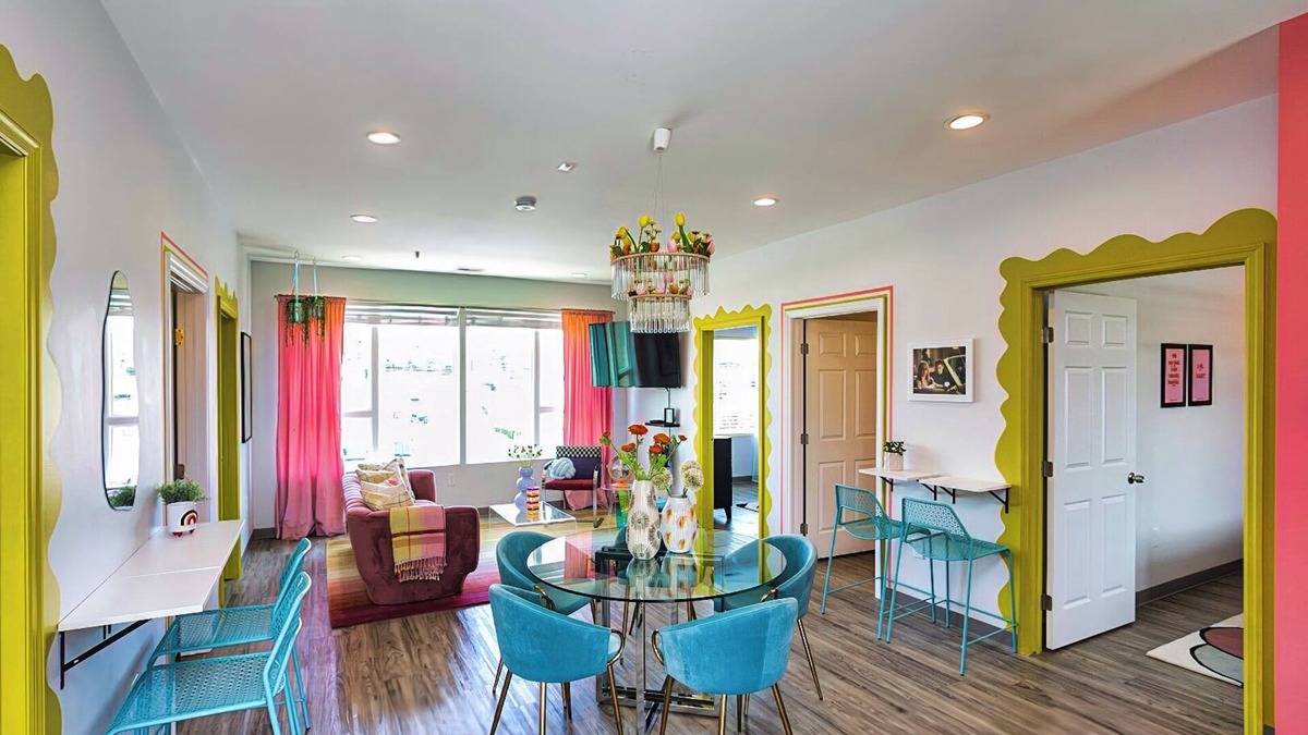 Maxwell House | 🏡 🏡 2 SIDE BY SIDE UNITS | BACH 💃 | 20 🛌 | 😍 DECOR | WALKABLE TO BARS 🍷