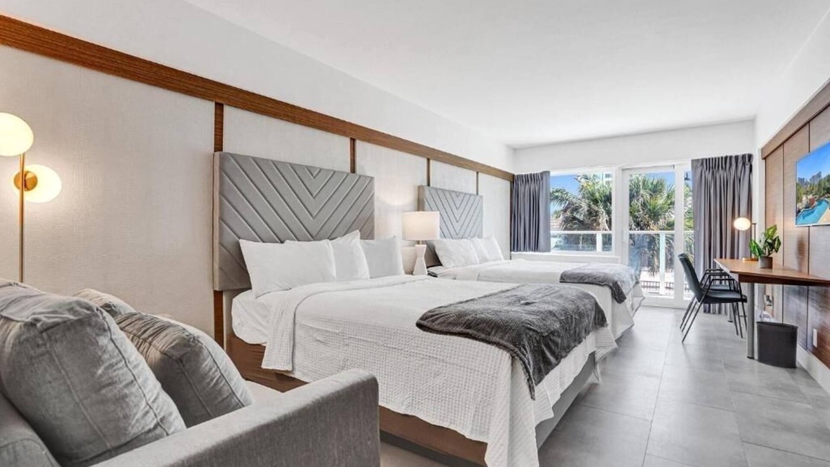 Galt Mile Hotel | 2 Spacious Resort Two Queen Units with Balcony in The Garden Hotel