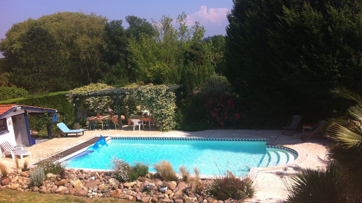 Arbonne Apartment | 2-star apartment in a villa: pool, close to beaches, Biarritz, and golf courses