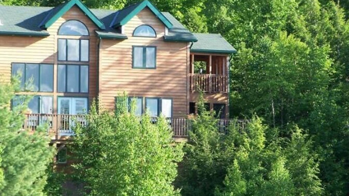Dysart et al Cottage | 2 story 4 season Dream Cottage