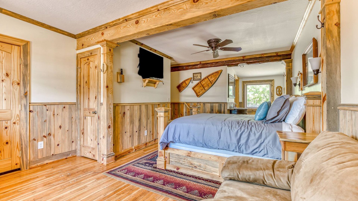 White Salmon Cabin | 2-story dog-friendly cabin with mtn & valley views, courtyard, WiFi, partial AC