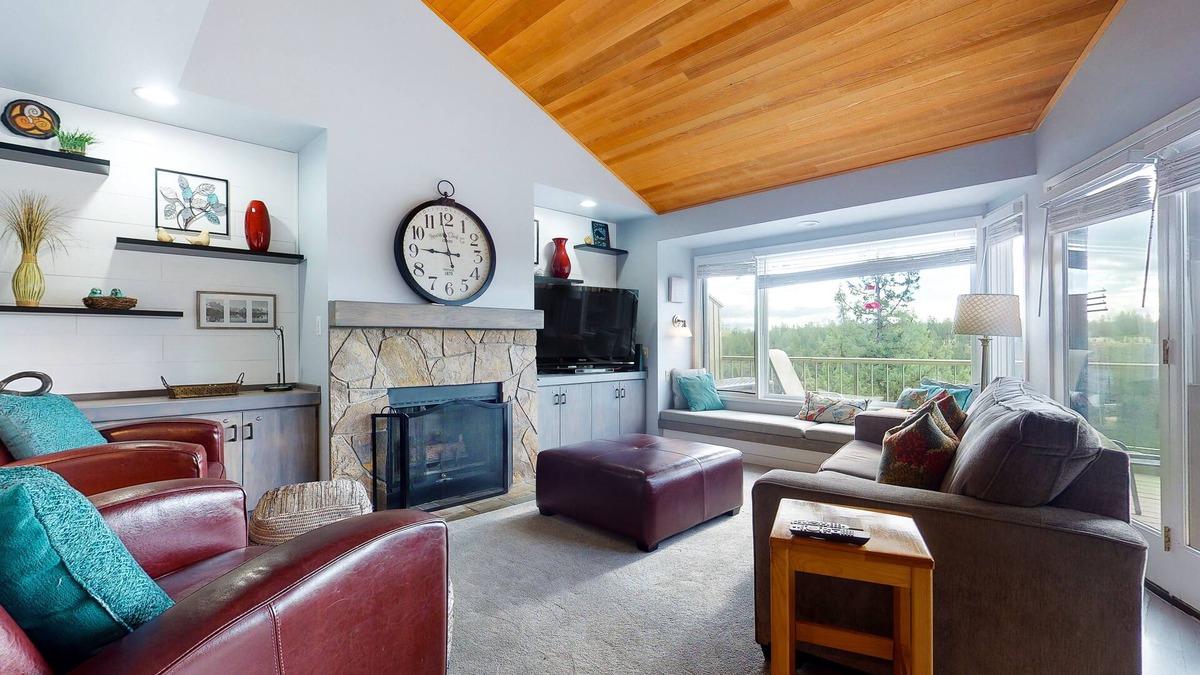 Redmond House | 2-story resort townhouse on Deschutes River w/3 pools, hot tub, tennis, gym