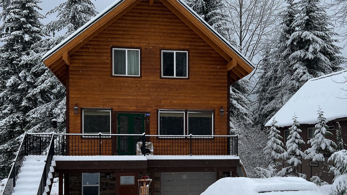 Hyak Cabin | 2-Story Ski-In Cabin w/Game Room, Electric Grill, & Private Hot Tub - Dogs OK