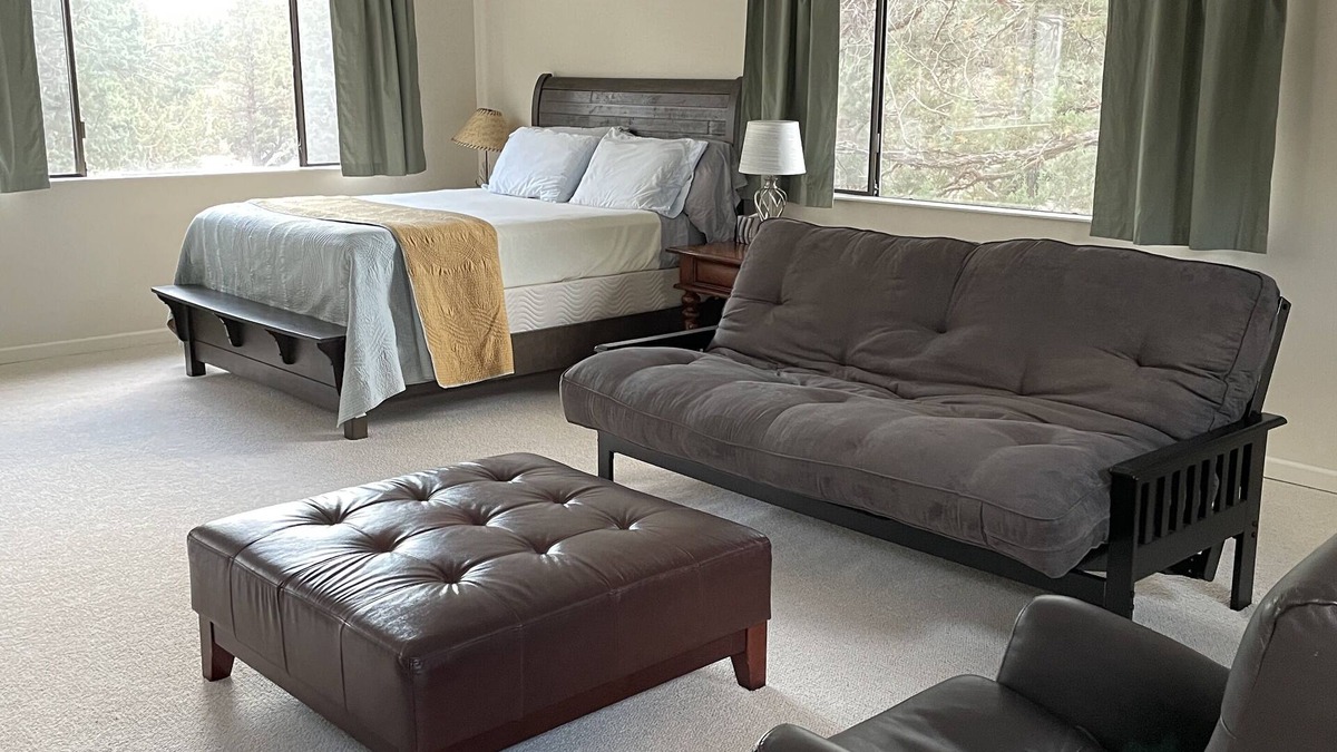 Bend House | 2-Story Spacious Guest House-1 bdrm-queen bed, full size futon & pullout couch