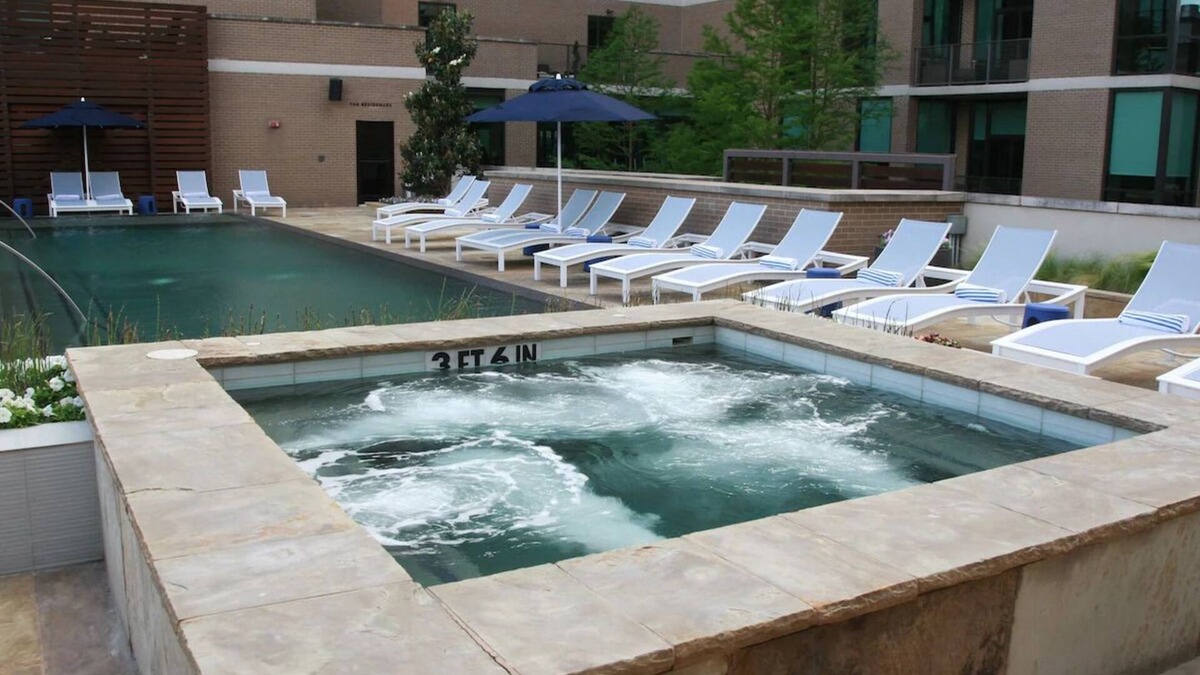 Glencoe Hotel | 2 Stylish Suites Near Mockingbird Station with Spa & Outdoor Pool