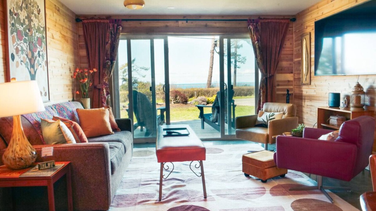 Sequim Cottage | #2 travel room · 2-Hot tub-Water view-Full kitchen-beach-1 bedroom