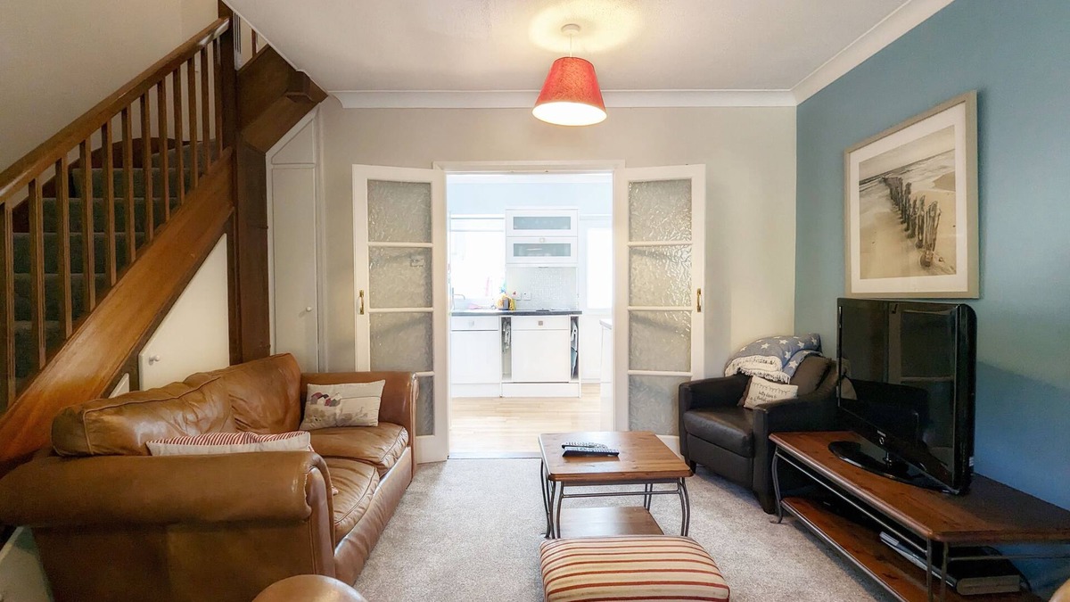 West Wittering Cottage | 2 Walled Garden Cottages - a cottage that sleeps 5 guests in 2 bedrooms