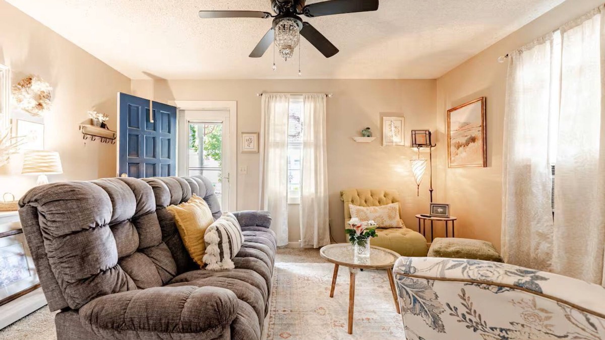 Cayce Cottage | 2 Weeks to Monthly- Comfy 2-bedroom cottage peacefully nestled in fabulous Cayce