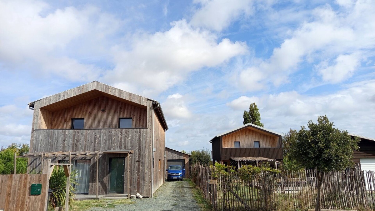 Les Conches House | 2 wooden houses near the ocean. Quiet, perfect for family gatherings.