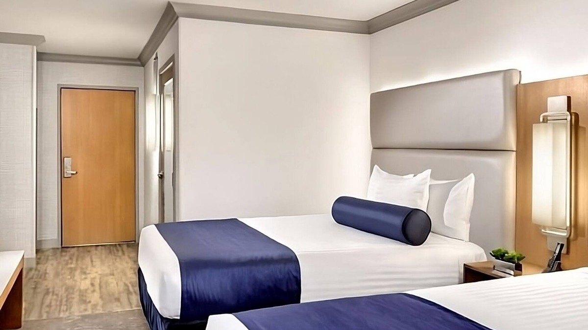 Gateway District Hotel | 2 x Elevate 2 Queens at The STRAT Hotel, Casino & Tower