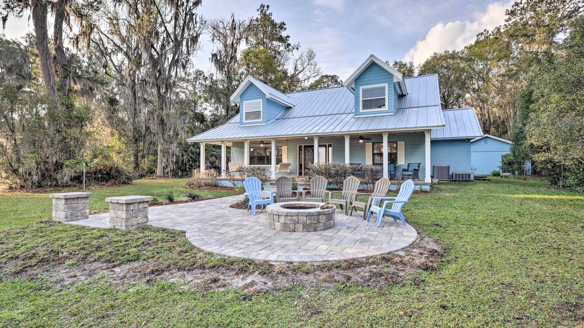 Earleton House | 20 Mi to UF Campus: Santa Fe Lake Escape w/Dock!