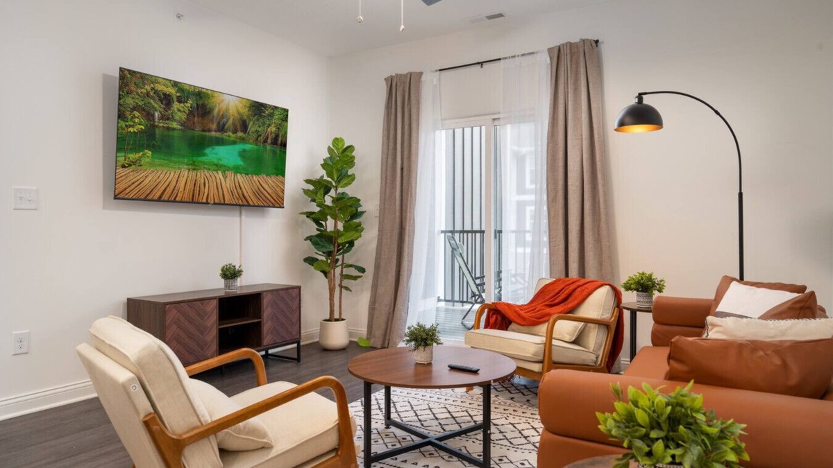 Whitestown Apartment | 20 mins DT | Sleeps 9 | Earthy Elegance Spacious
