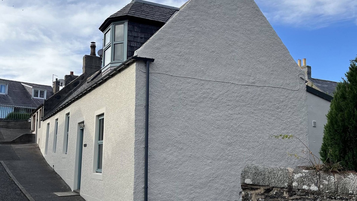 Portsoy Cottage | 20 SOUTH HIGH STREET, family friendly, with open fire in Portsoy