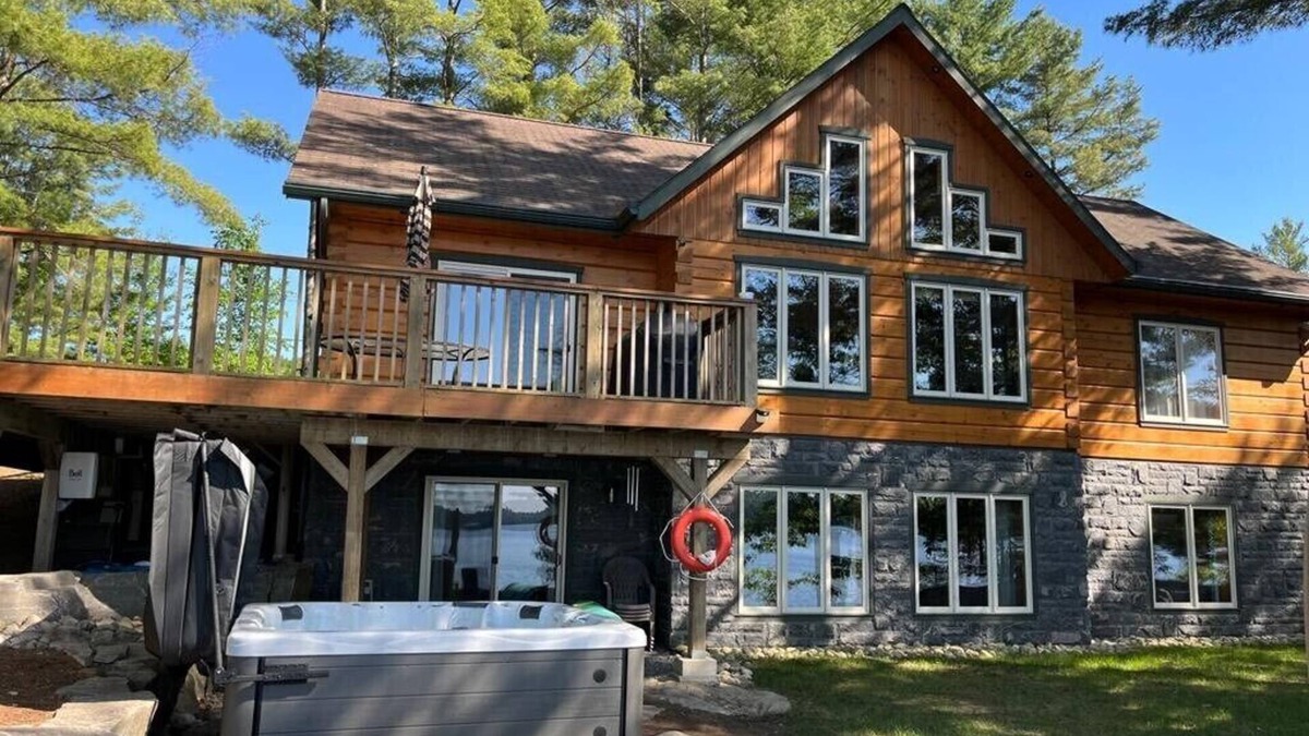 Utterson Cottage | 200 ft Private Muskoka waterfront custom log home with Hot Tub!