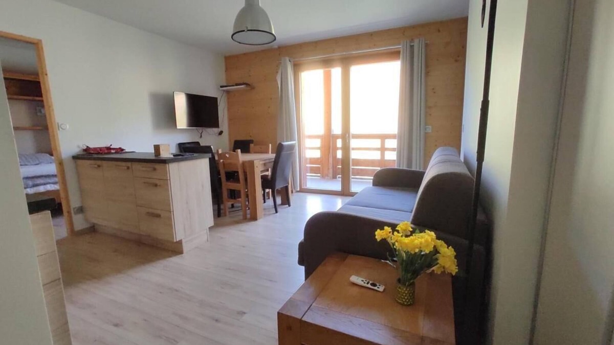 Les Claux Apartment | 200m from shops, 1st floor, swimming pool, balcony, parking, tv, ski locker, 50m², Vars