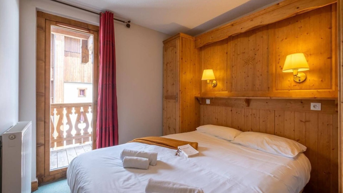 Lanslevillard Apartment | 200m from ski slopes, fitness, swimming pool, sauna, hammam, balcony, fireplace or stove, tv