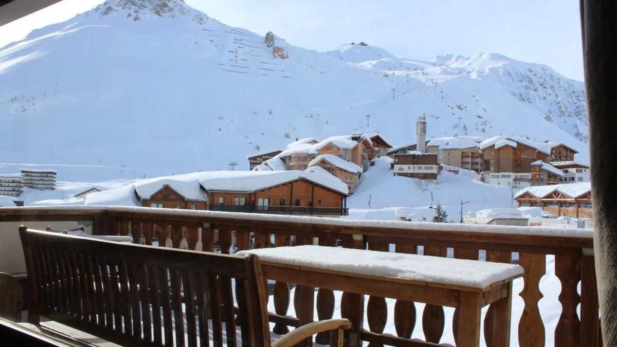 Les Almes Apartment | 200m from ski slopes, view mountain, terrace, tv, ski locker, 70m², Tignes