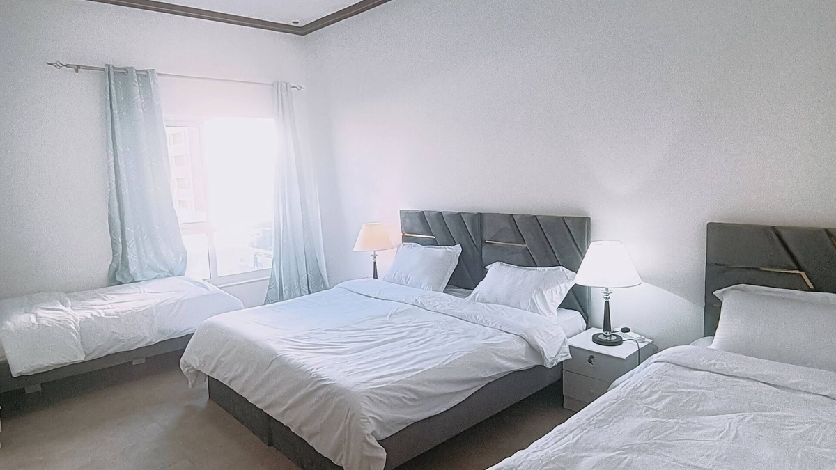 Al Muraqqabat Apartment | 2015 Deluxe 15 minutes to Burj Khalifa by Metro