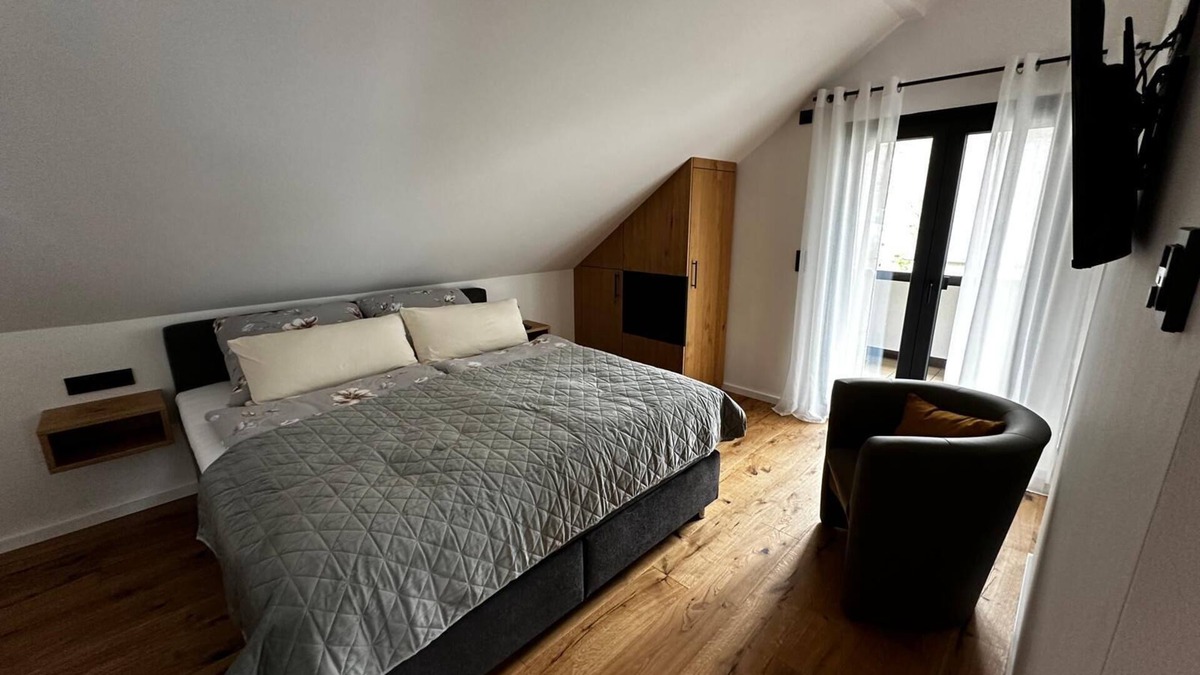 Ernst Apartment | 2024 Renovierte, Moderne Ferienwohnung für 2 Personen mit Balkon