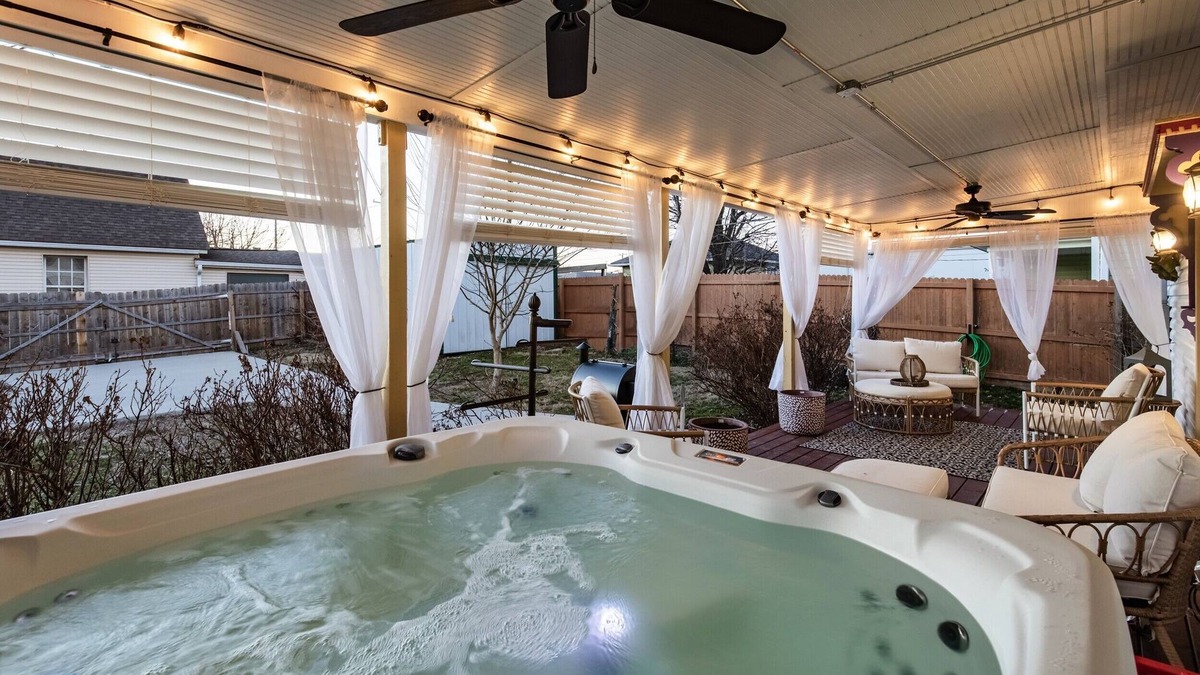 Shelbyville Cottage | 2025 KY Derby 30 min Away ~ Bourbon Trail ~ Hot Tub