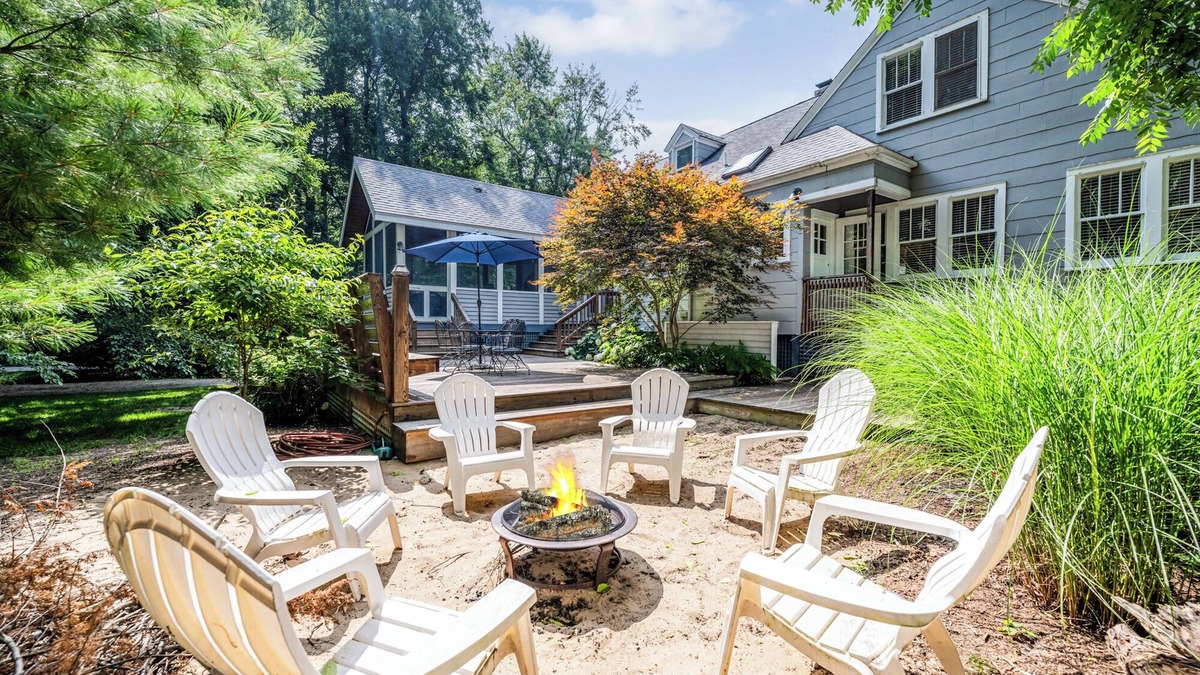 New Buffalo Cottage | (2026 OPEN!) Union Pier Beach Style Cottage Close to Lake Michigan!