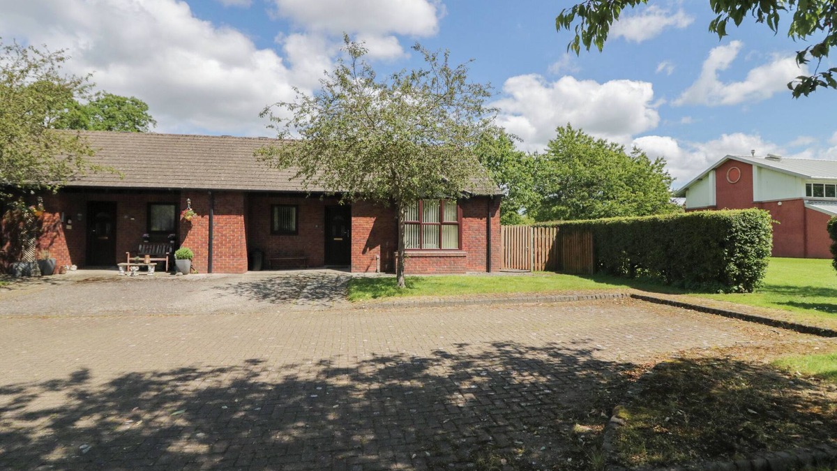 Eamont Bridge House | 21 EAMONT PARK, pet friendly, with a garden in Penrith