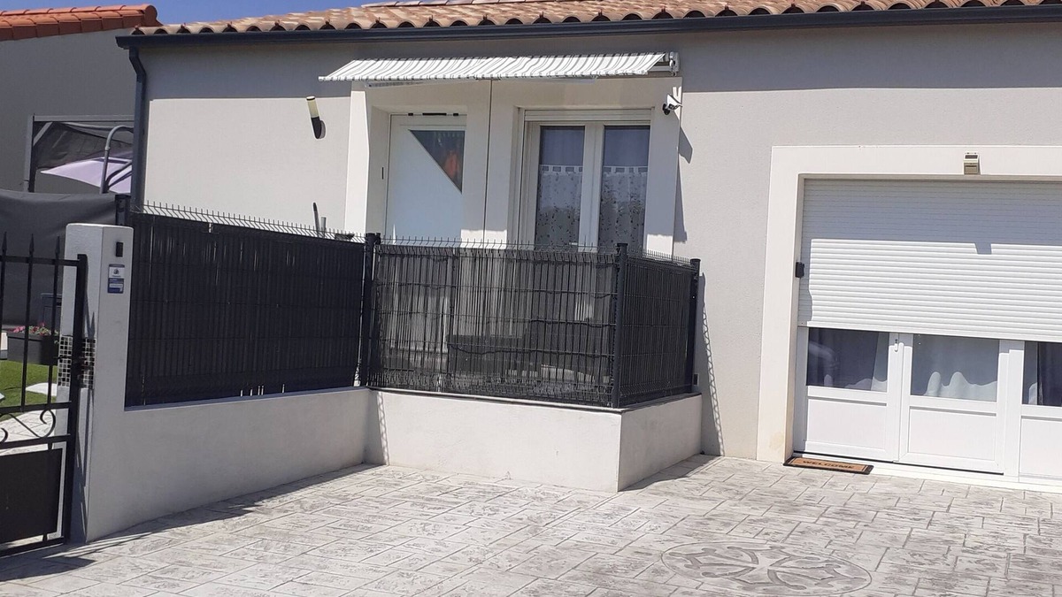 Sigean Apartment | 21 m2 room at the foot of the vineyards, beach 5kms away, all shops, quiet residence