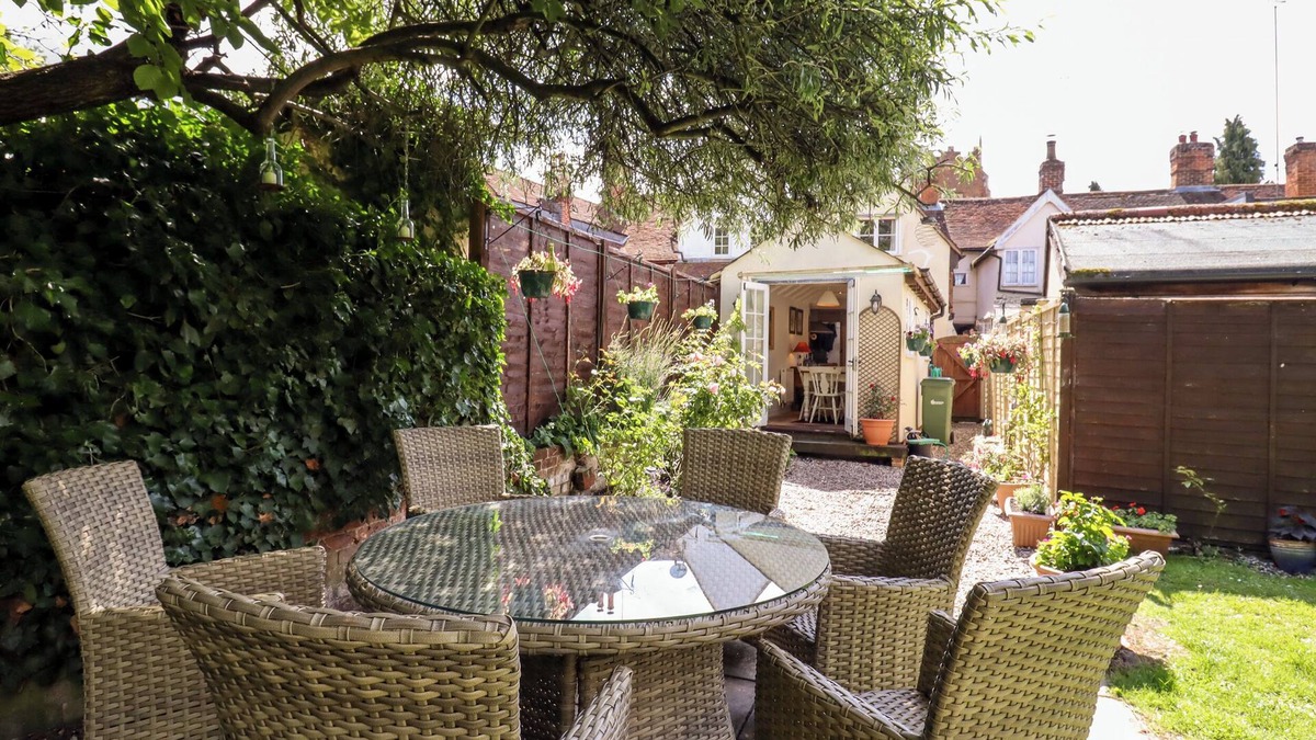 Halstead Cottage | 22 CHURCH PONDS, pet friendly, with open fire in Castle Hedingham