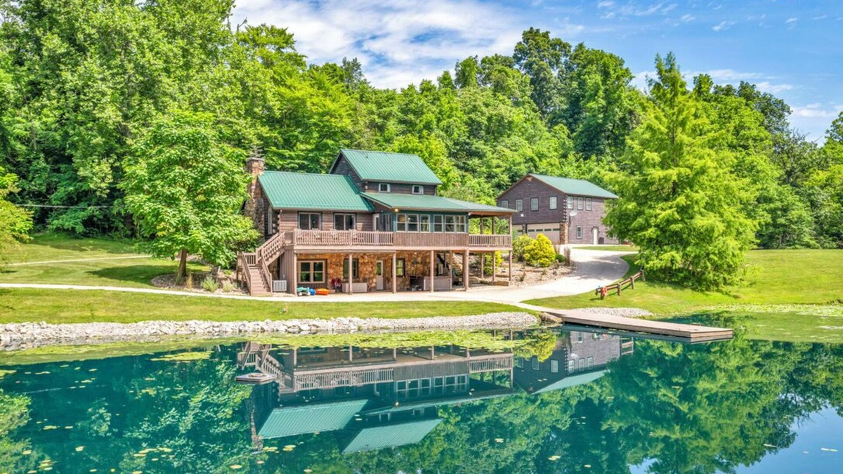 Senecaville Cabin | 22-Guest Retreat | Spa, Theater, Nature, Games