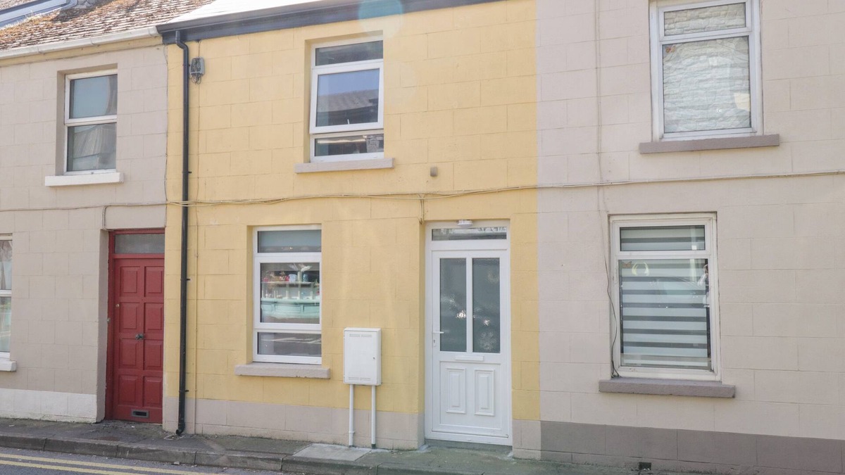 Ballinrobe House | 22 TOWN PLACE, pet friendly, with a garden in Ballinrobe, County Mayo