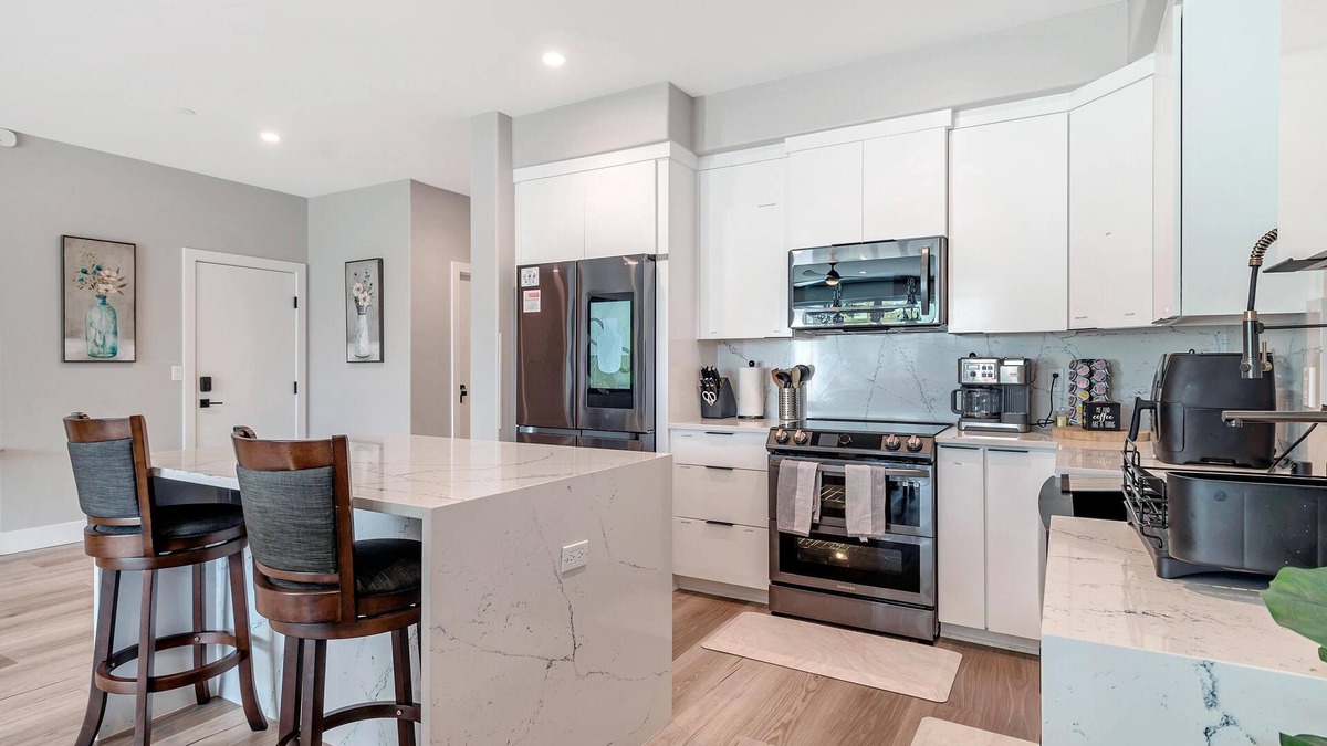 Livermore House | 2200 Sqft Modern/Luxury Newly Built, 5 min walk to Downtown Livermore