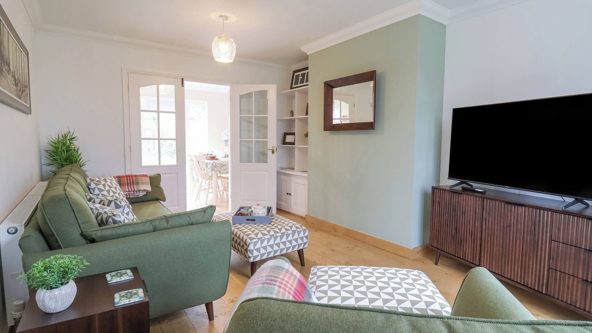 Halesworth Cottage | 23 CHURCH FARM LANE, family friendly, with a garden in Halesworth