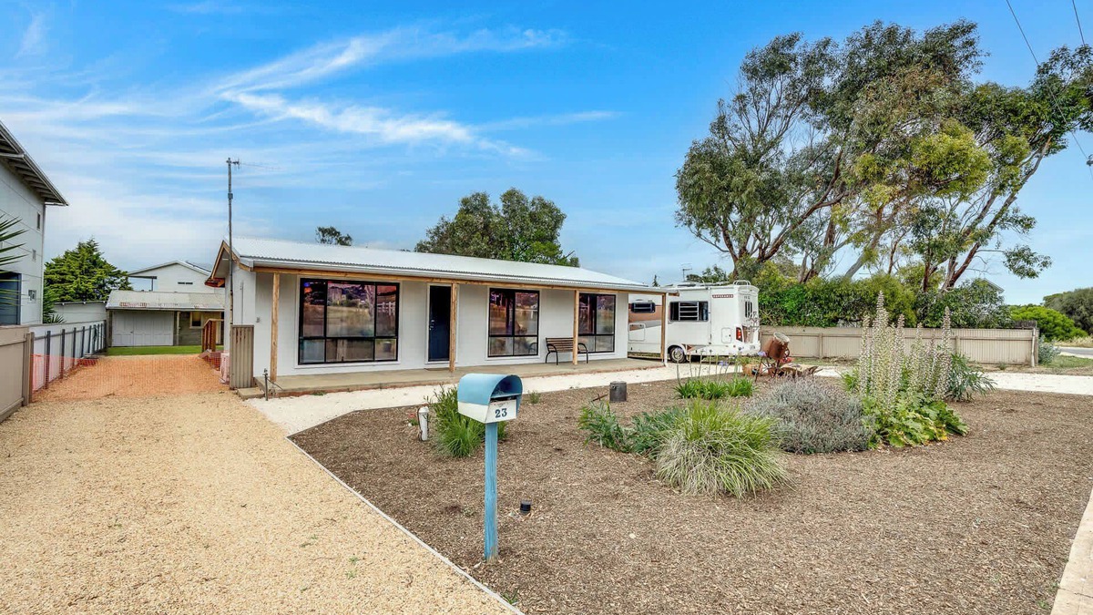 Middleton House | 23 Ellensford Tce - Comfortable Home Two Streets to the Beach